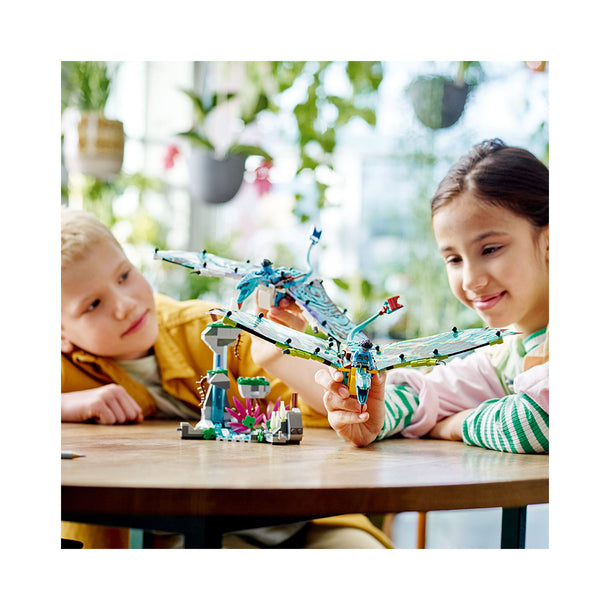 LEGO Avatar Jake & Neytiri’s First Banshee Flight 75572 Building Toy Set (572 Pcs)