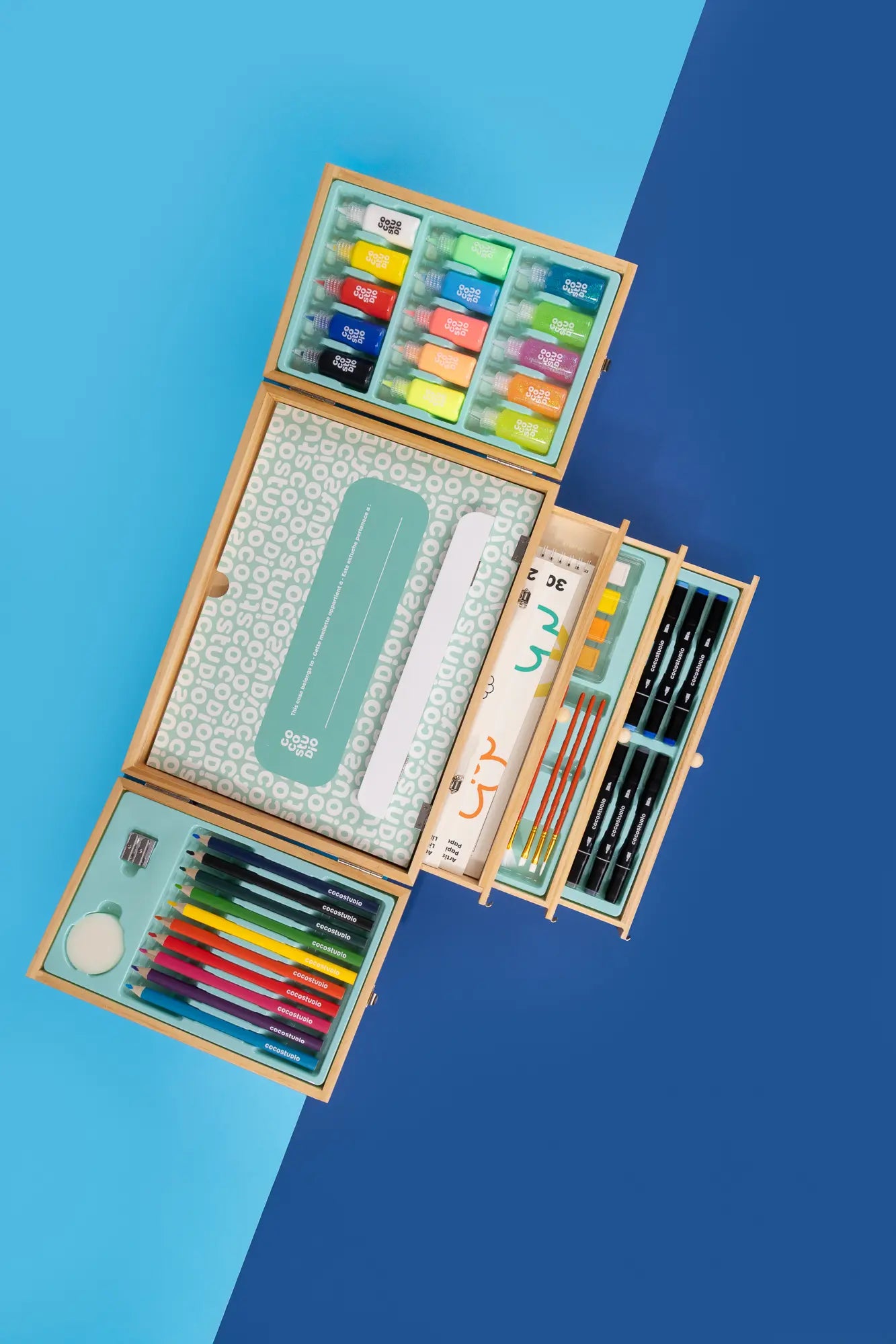 3_CV_250266_90PiecePremiumWoodenArtistSuitcase_CocoStudio