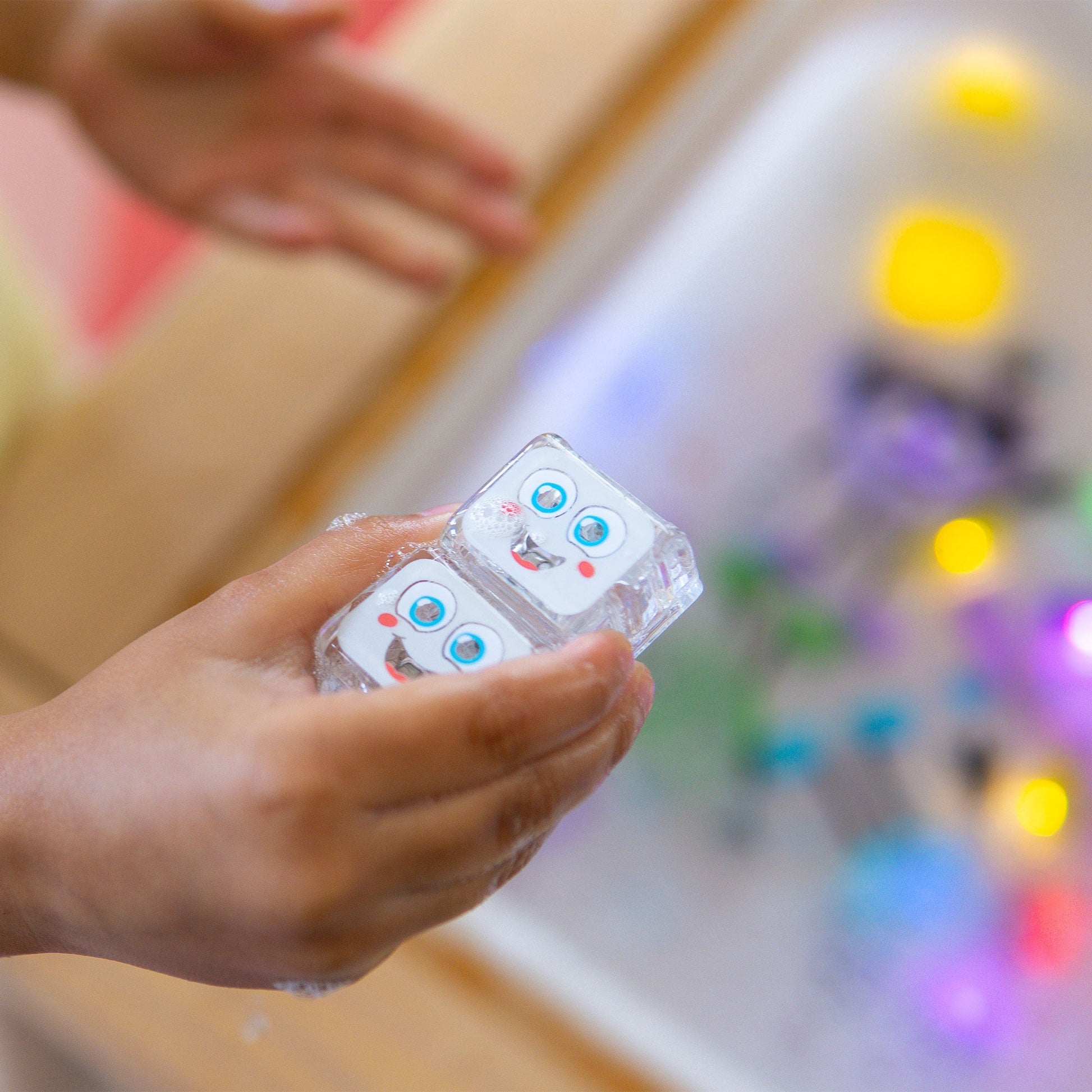 Glo Pals - Light Up Cubes 4pk - Party Pal - White - Mastermind Toys___255569