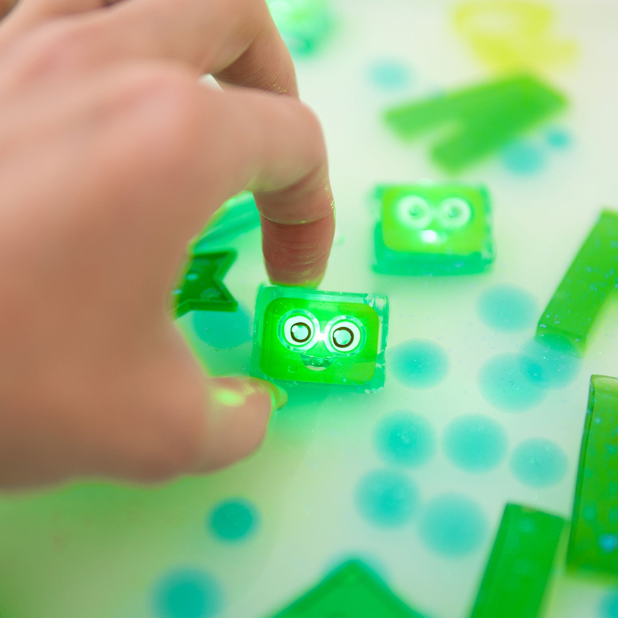 Glo Pals - Light Up Cubes 4pk - Pippa - Green - Mastermind Toys___255570