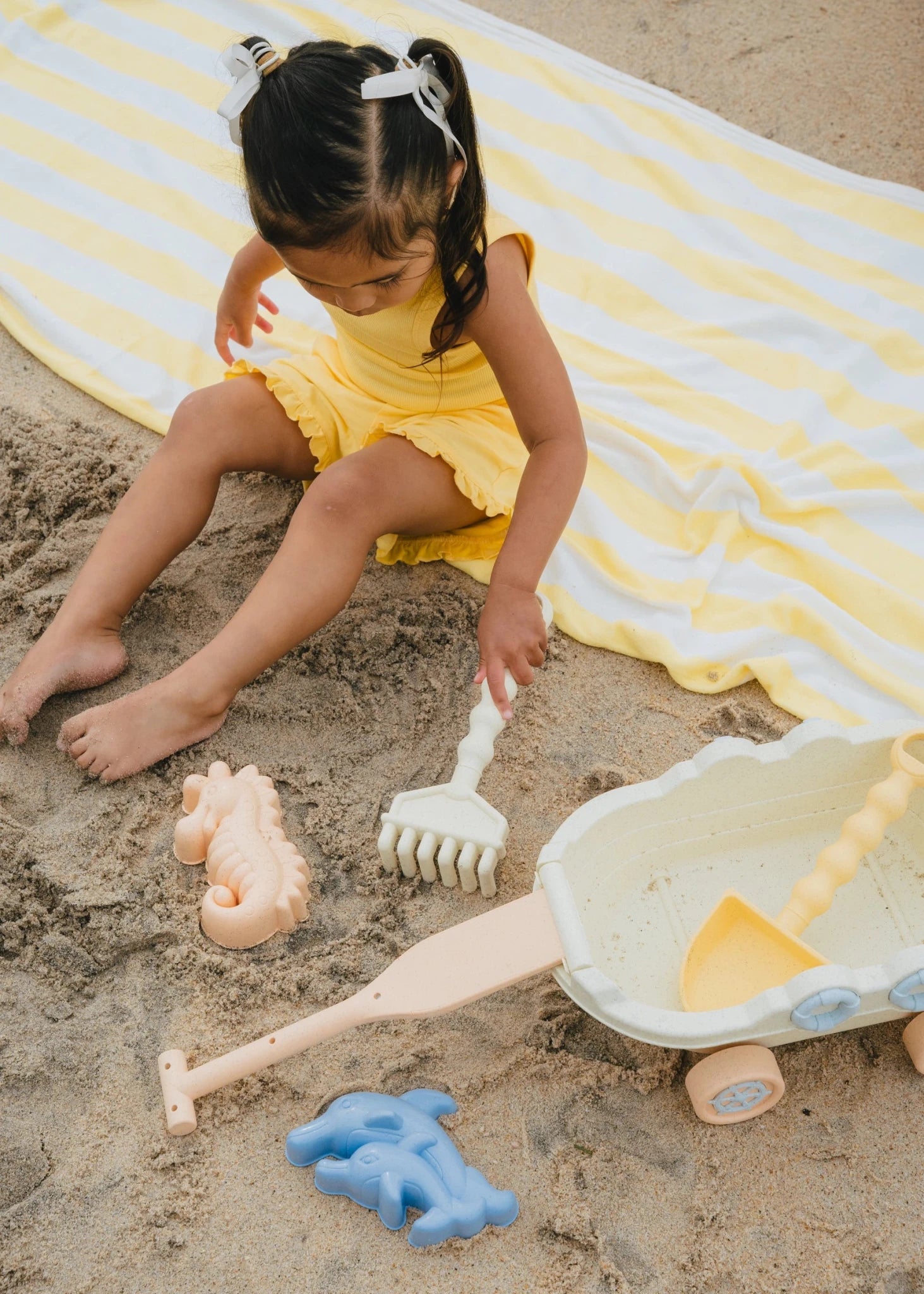 Oversized 6 - Piece Wheat Straw Sand Toy Set – Wagon & Accessories - Mastermind Toys___249993